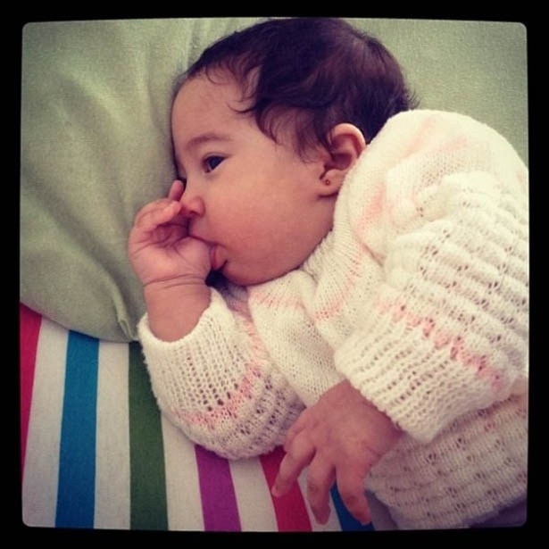 19.jul.2012 - Perlla publicou uma foto de Pérola chupando o dedo