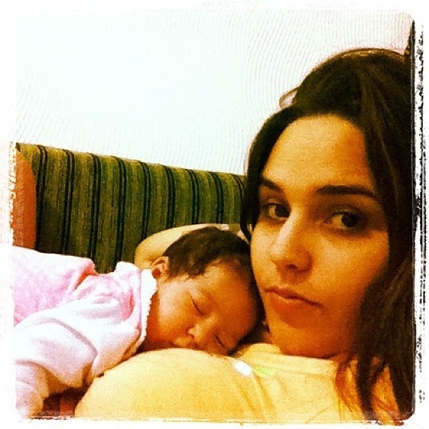 22.mai.2012 - Perlla publicou uma foto de Pérola dormindo em seu colo