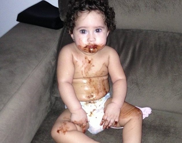 5.abr.2013 - Perlla publicou uma foto da filha Pérola lambuzada de chocolate