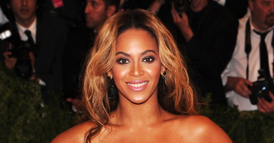 6.mai.2013 - Beyoncé chega ao baile de gala do MET, que neste ano tinha tema punk