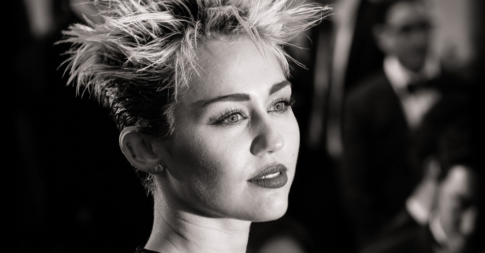 6.mai.2013 - Miley Cyrus no tapete vermelho do baile de gala do MET, em Nova York