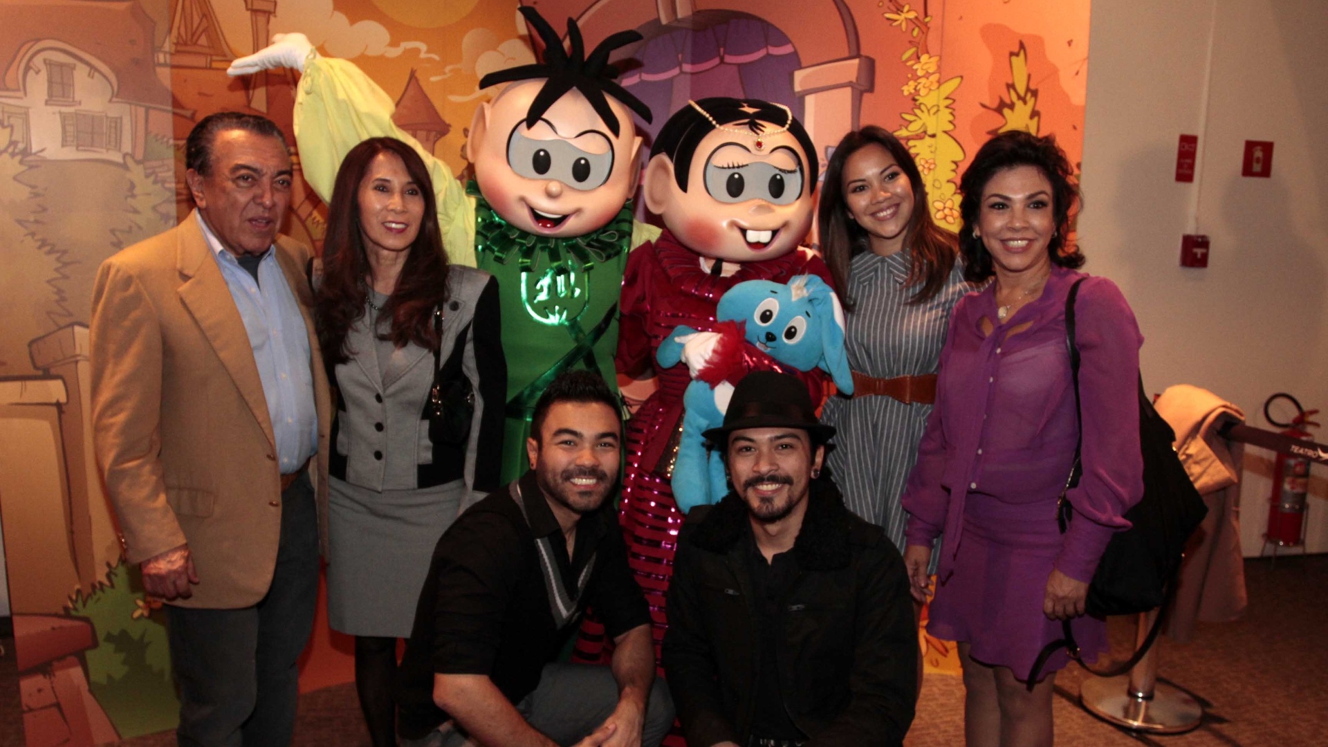 9.mai.2013 - Maurício de Sousa com a família na estréia VIP do espetáculo "Mônica e Cebolinha no Mundo de Romeu e Julieta", no Teatro GEO, em São Paulo - Paduardo/AgNews