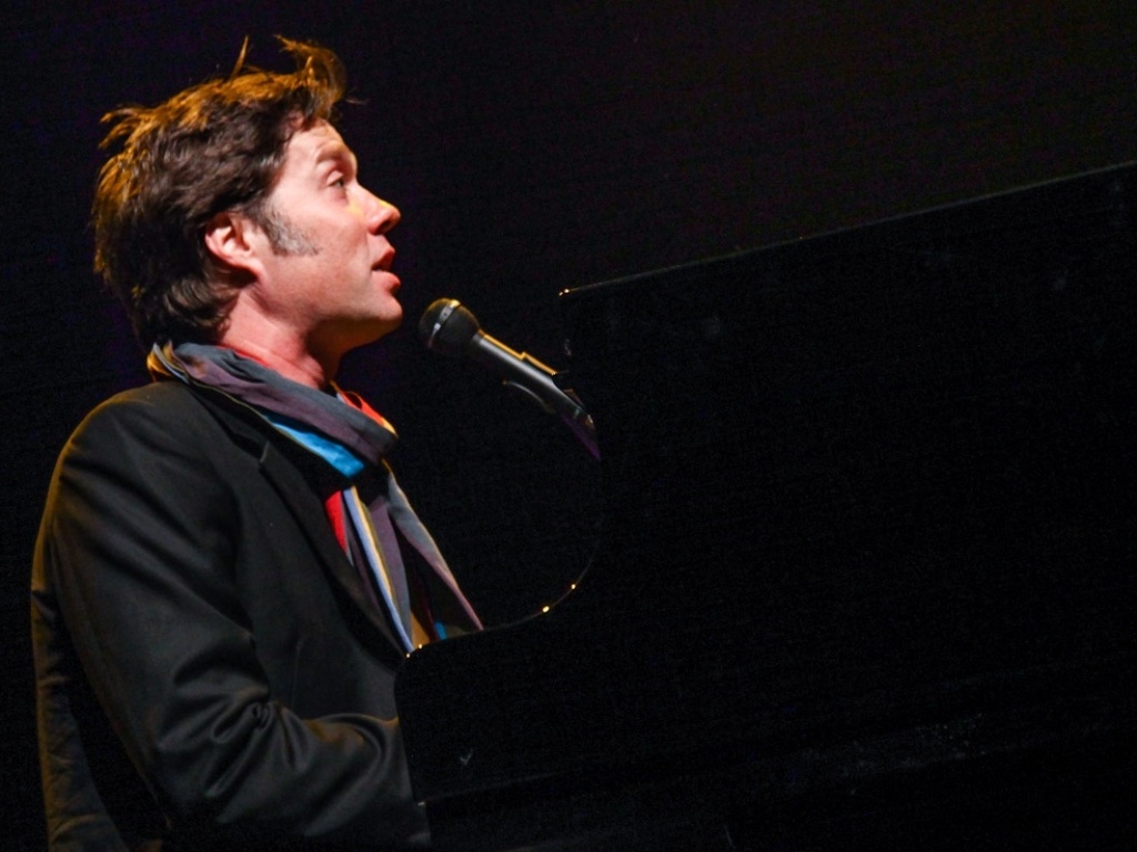 9.mai.2013 - Suas canções cantadas com uma voz naturalmente potente e dramática fez com que o clima etéreo permeasse sob o palco - Foto Rio News