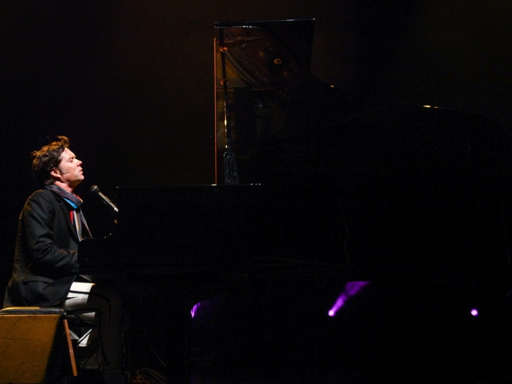 9.mai.2013 - "Out of the Game", seu último disco, é um tributo ao pop dos anos 70 e aos músicos que Rufus Wainwright admira, como Billy Joel, David Bowie e Elton John - Foto Rio News