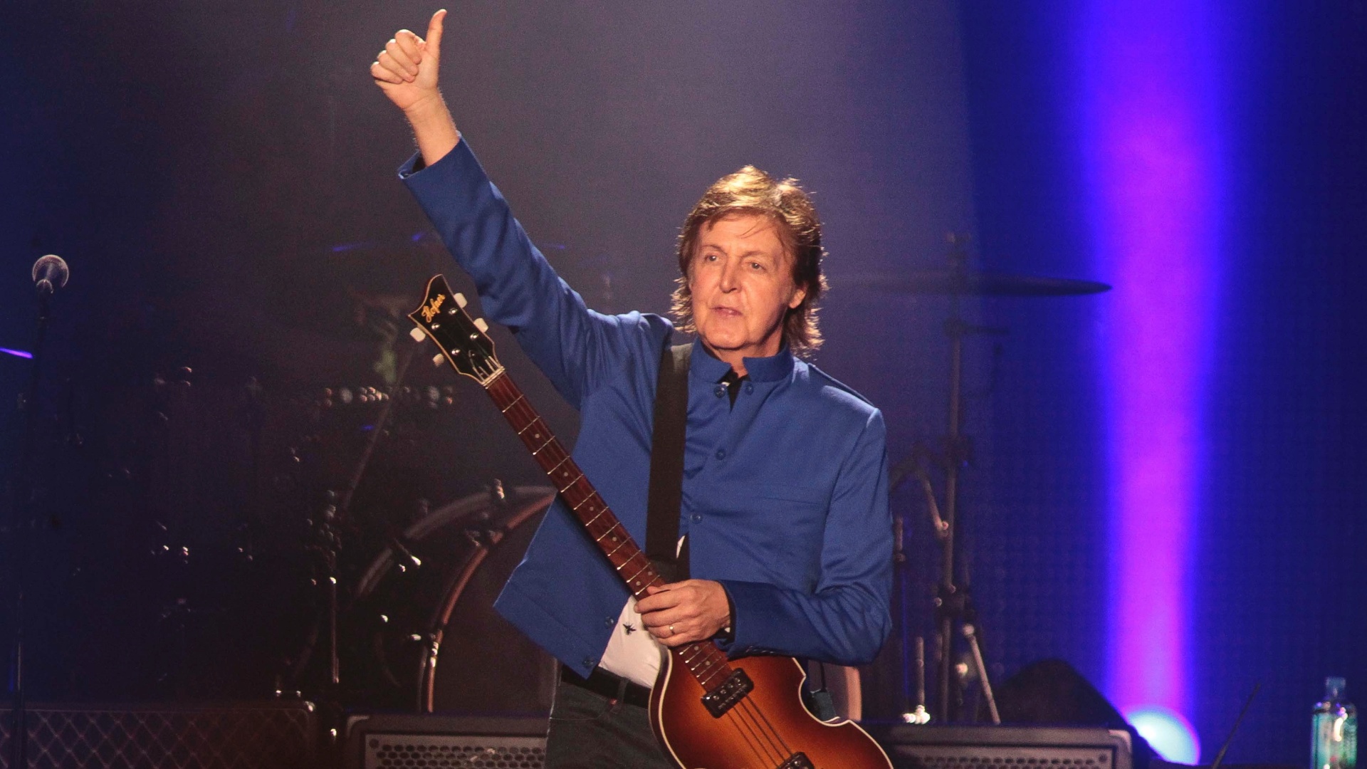 9.mai.2013 - Paul McCartney se apresenta no último show no Brasil da turnê "Out There" no Estádio Arena Castelão, em Fortaleza. O ex-beatle estreou sua turnê no último dia 4, em Belo Horizonte - Jarbas Oliveira/UOL