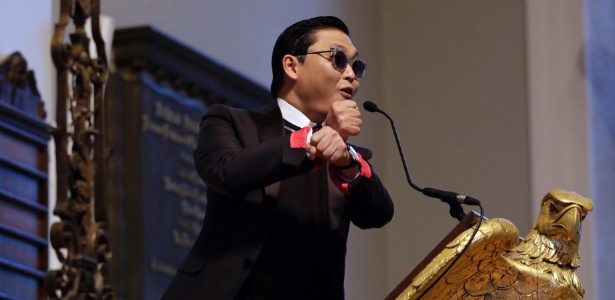 Psy dança "Gangnam Style" em igreja da Universidade de Harvard - AP