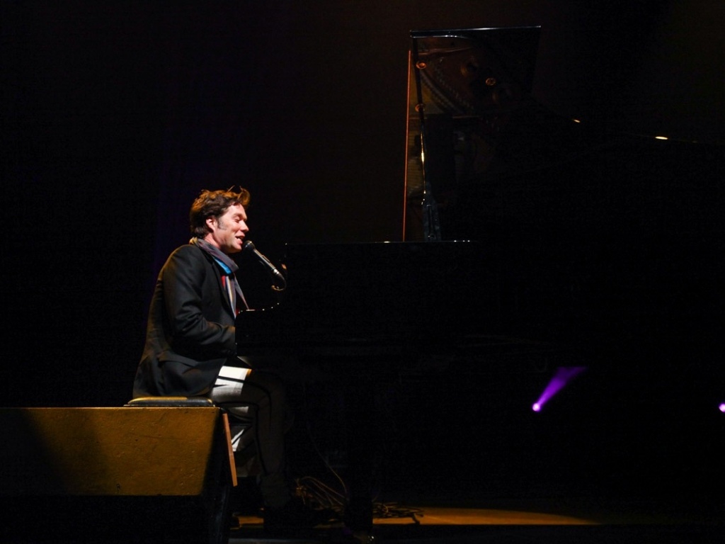 9.mai.2013 - Rufus Wainwright voltou ao Brasil após cinco anos, mais uma vez sem a banda. O cantor aproveitou e contou histórias bem-humoradas - Foto Rio News