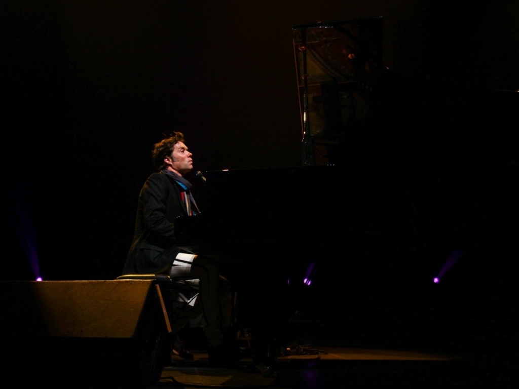 9.mai.2013 - Rufus Wainwright volta ao Brasil após cinco anos, para única apresentação em São Paulo. Sem a banda, o cantor repassou a carreira no piano e no violão - Foto Rio News