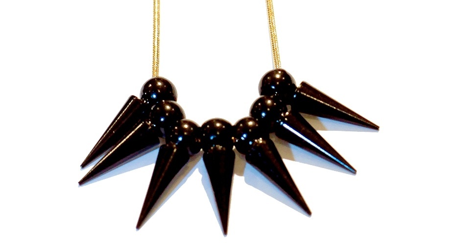 Colar dourado com espetos; R$ 24,90, na Bendita Benedita (Tel.: 11 3228-9130) Preço pesquisado em maio de 2013 e sujeito a alterações - Fernando Donasci/UOL