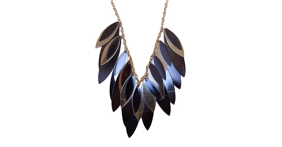 Colar dourado e grafite com folhas; R$ 29,90, na Bendita Benedita (Tel.: 11 3228-9130) Preço pesquisado em maio de 2013 e sujeito a alterações - Fernando Donasci/UOL