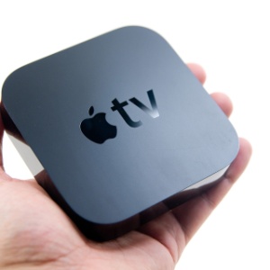 Por enquanto, empresa vende o set-top-box Apple TV, que dá acesso à loja de conteúdos multimídia da empresa na internet e permite exibí-los em uma TV - Divulgação