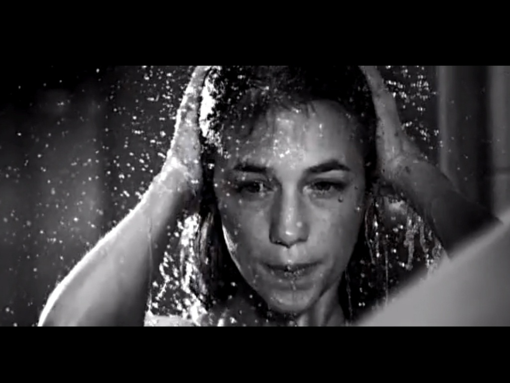 Conhecida apenas como "She", a personagem de "Anticristo" interpretada por Charlotte Gainsbourg inverte os pés esquerdo e direito dos sapatos do filho, levando o menino a ter uma deformidade nos membros descoberta apenas em sua autópsia. A crueldade, entretanto, nada tem a ver com a morte do garoto, que cai da janela da casa enquanto "Ela" está transando com "Ele" (Willem Dafoe) - Reprodução