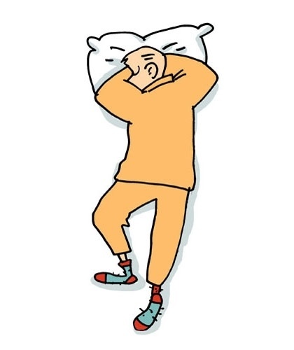 De bruços com as mãos embaixo do rosto - Orlando/UOL