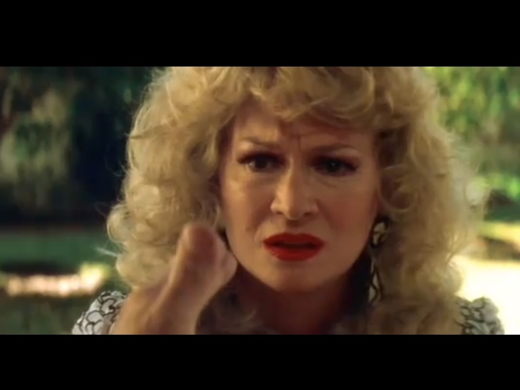 Diane Ladd e Laura Dern são mãe e filha tanto na vida real quanto em "Coração Selvagem", road-movie surrealista de David Lynch. Mas nada sugere que no mundo fora das telas Diane - que vive a personagem Marietta Fortune na película - tenha contratado matadores de aluguel para eliminar o grande amor da vida da filha. Isso depois de suas investidas sexuais terem sido rejeitadas pelo genro (Nicolas Cage) - Reprodução