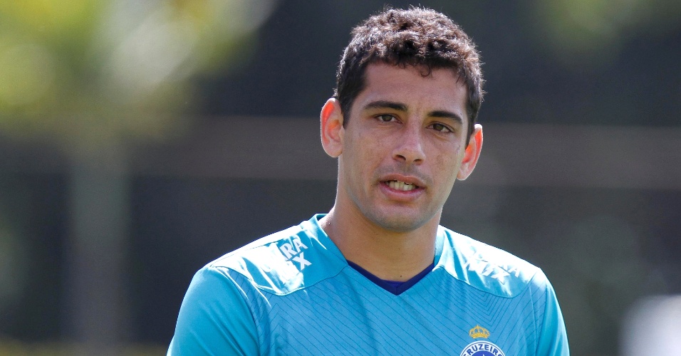 Diego Souza, meia do Cruzeiro, participa de treino na Toca da Raposa II (10/5/2013)