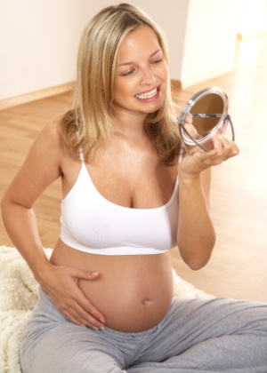 A gengivite afeta de 60 a 75% das grávidas - Thinkstock