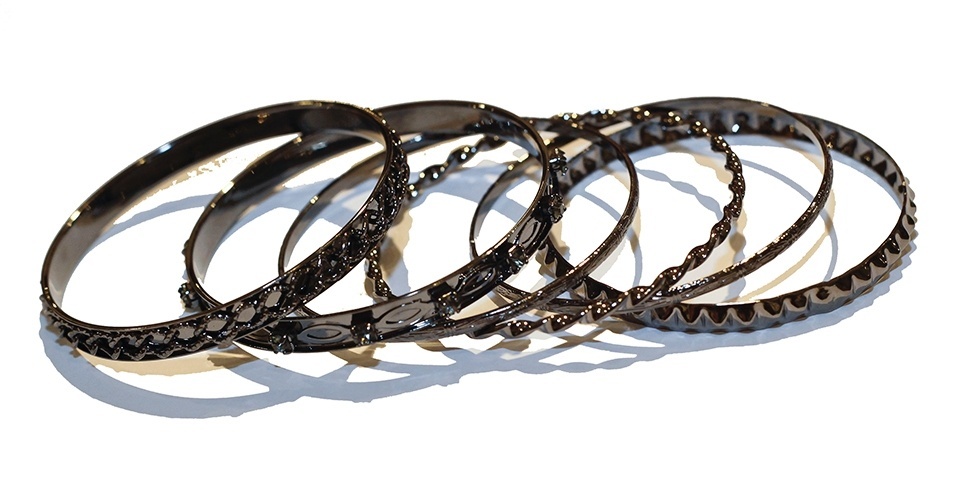 Mix de pulseiras grafite; R$ 19,90, na Bendita Benedita (Tel.: 11 3228-9130) Preço pesquisado em maio de 2013 e sujeito a alterações - Fernando Donasci/UOL