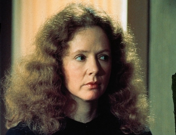 O fanatismo religioso de Margaret White (Piper Laurie), mãe da personagem título de "Carrie, a Estranha" é a origem de quase todos os episódios de bullying sofridos pela menina (Sissy Spacek) na escola. A mãe, por exemplo, não conta para a filha que garotas menstruam, deixando que Carrie descubra isso sozinha num traumático momento em que ela está cercada de amigas - Divulgação