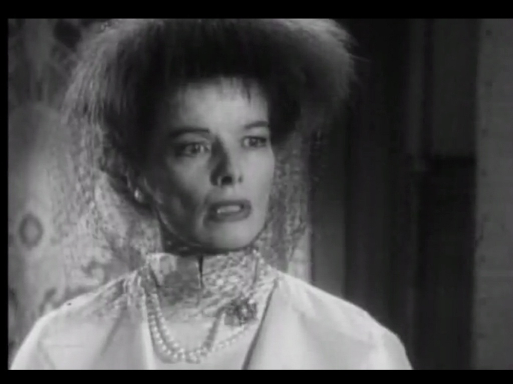 Para tentar impedir que a verdade sobre seu filho, com quem tinha uma relação sórdida, venha à tona, a Violet Venable (Katharine Hepburn) tenta convencer um médico (Montgomery Clift) a fazer uma lobotomia em sua sobrinha (Elizabeth Taylor) em "De Repente no Último Verão". Baseado em peça de Tennessee Williams, o longa de Joseph L. Mankiewicz foi indicado a três Oscar - Reprodução