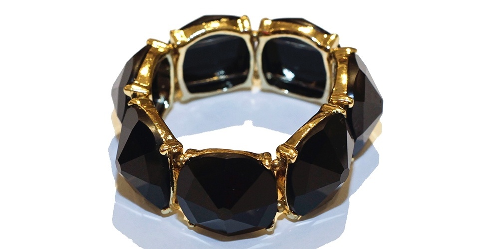 Pulseira com pedras pretas; R$ 29,90, na Bendita Benedita (Tel.: 11 3228-9130) Preço pesquisado em maio de 2013 e sujeito a alterações - Fernando Donasci/UOL