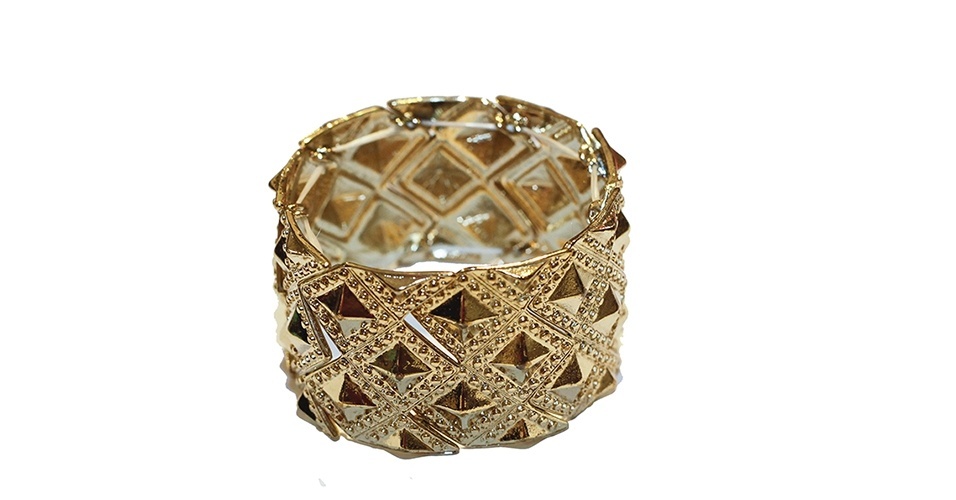 Pulseira dourada com rebite; R$ 29,90, na Bendita Benedita (Tel.: 11 3228-9130) Preço pesquisado em maio de 2013 e sujeito a alterações - Fernando Donasci/UOL