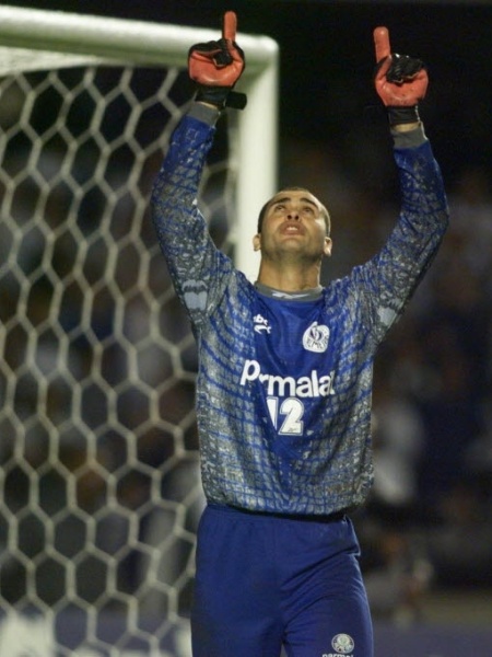 Marcos, do Palmeiras, leva as mãos ao alto, após defender pênalti do Corinthians na Libertadores de 1999; ex-goleiro conmemora 47 anos hoje - Antônio Gaudério/Folhapress