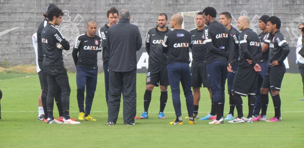 Tite conversa com time que será o titular no domingo, contra o Santos - Danilo Lavieri/UOL Esporte