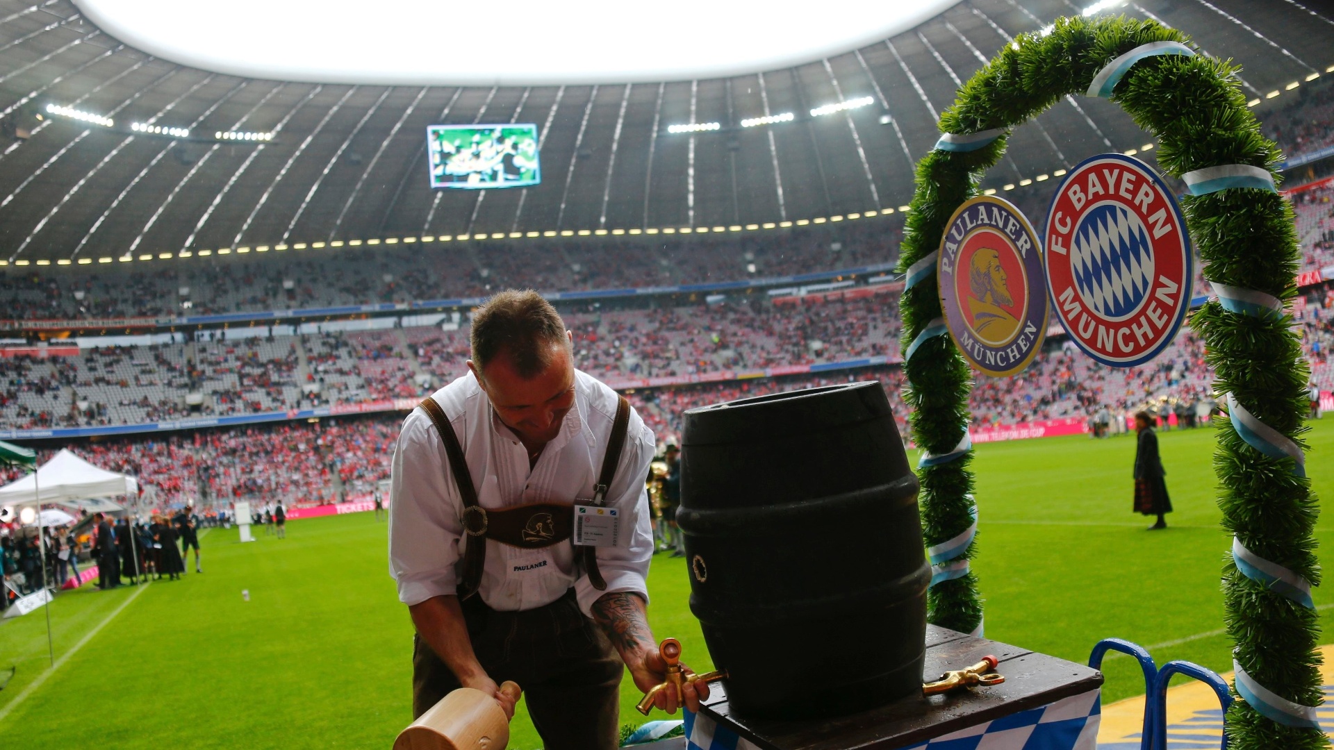 Alemão prepara barril de chope para a comemoração do título do Bayern de Munique antes do jogo contra o Augsburg - KAI PFAFFENBACH / REUTERS