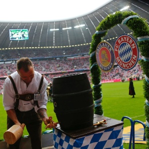 Alemão prepara barril de chope para a comemoração do título do Bayern de Munique antes do jogo contra o Augsburg - KAI PFAFFENBACH / REUTERS