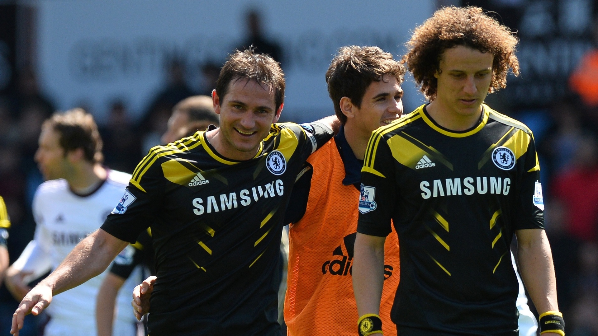 Após marcar dois gols e se tornar maior artilheiro da história do Chelsea, Lampard (esquerda) conversa com os brasileiros Oscar (atrás) e David Luiz (frente) - PAUL ELLIS / AFP