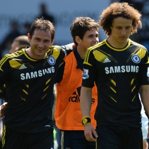 Após marcar dois gols e se tornar maior artilheiro da história do Chelsea, Lampard (esquerda) conversa com os brasileiros Oscar (atrás) e David Luiz (frente) - PAUL ELLIS / AFP