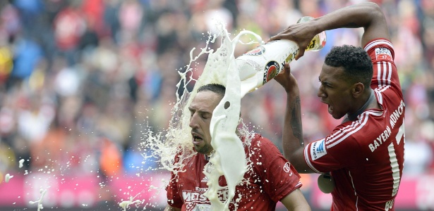 Ribéry leva banho de cerveja após conquista. Foram 3 títulos no ano pelo Bayern - CHRISTOF STACHE / AFP