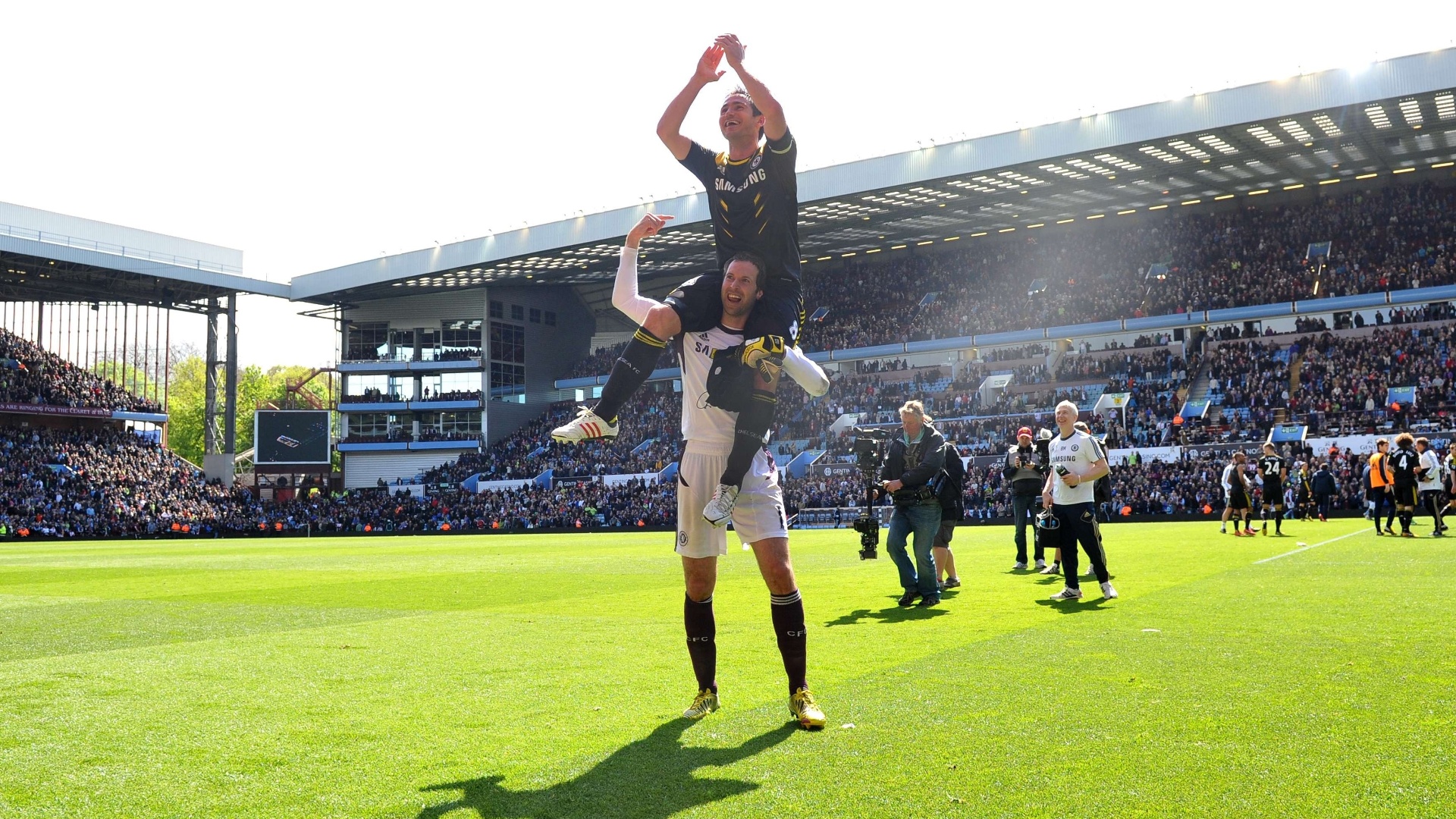 Goleiro Petr Cech carrega Frank Lampard: camisa 8 se tornou o maior artilheiro da história do Chelsea - PAUL ELLIS / AFP