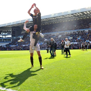 Goleiro Petr Cech carrega Frank Lampard: camisa 8 se tornou o maior artilheiro da história do Chelsea - PAUL ELLIS / AFP