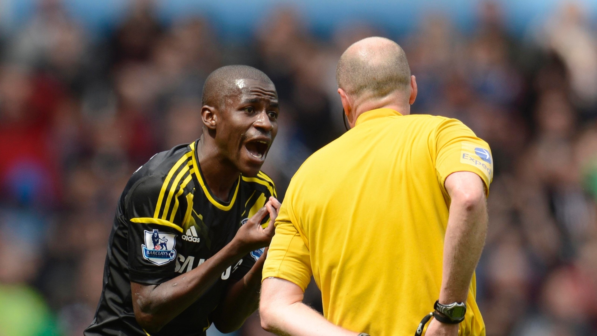 Volante brasileiro Ramires discute com o árbitro na vitória do Chelsea pelo Campeonato Inglês - PHILIP BROWN / REUTERS