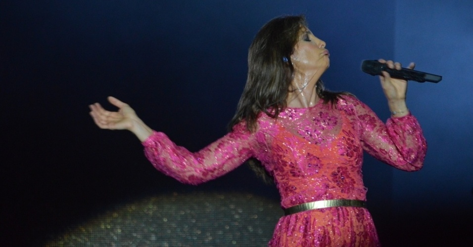 11.mai.2013 - Com um modelito curto e rosa, Ivete Sangalo apresenta o show Real Fantasia em Garanhuns, Pernambuco. "Toda vez que venho a Pernambuco me sinto em casa, vocês estão no meu coração e nos meus melhores pensamentos", disse a cantora aos fãs, segundo a agência de fotos AgNews - Felipe Souto Maior / AgNews