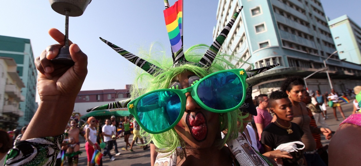 11.mai.2013 - Cubano se fantasia para participa de Marcha contra a Homofobia, realizada pelas ruas centrais de Havana (Cuba). Os manifestantes reivindicam um socialismo que respeite a diversidade e combata o preconceito sexual - Alejandro Ernesto/EFE