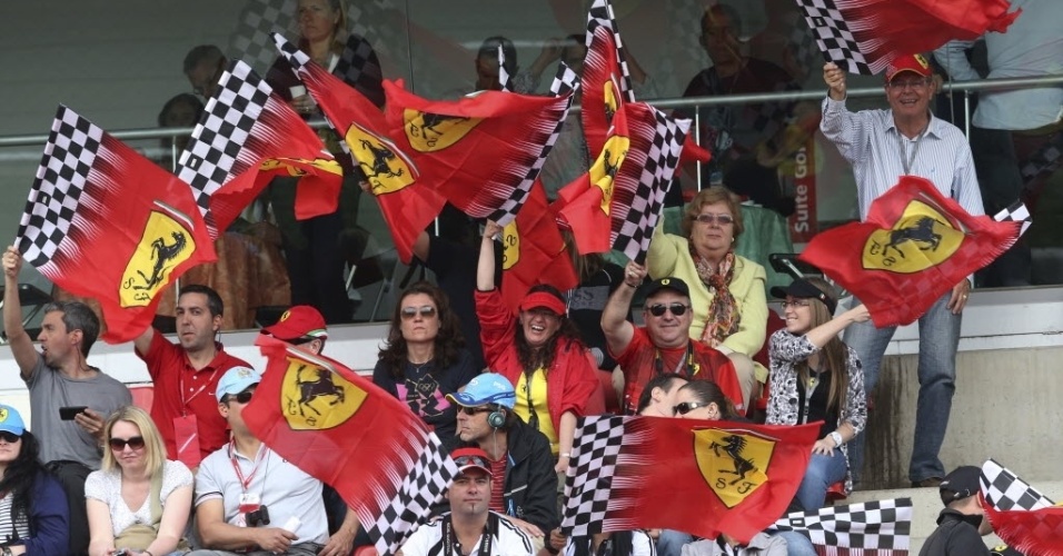 11.mai.2013 - Fãs da Ferrari marcam presença no circuito de Montmelò para acompanhar o treino de classificação para o GP da Espanha - Luca Bruno/AP