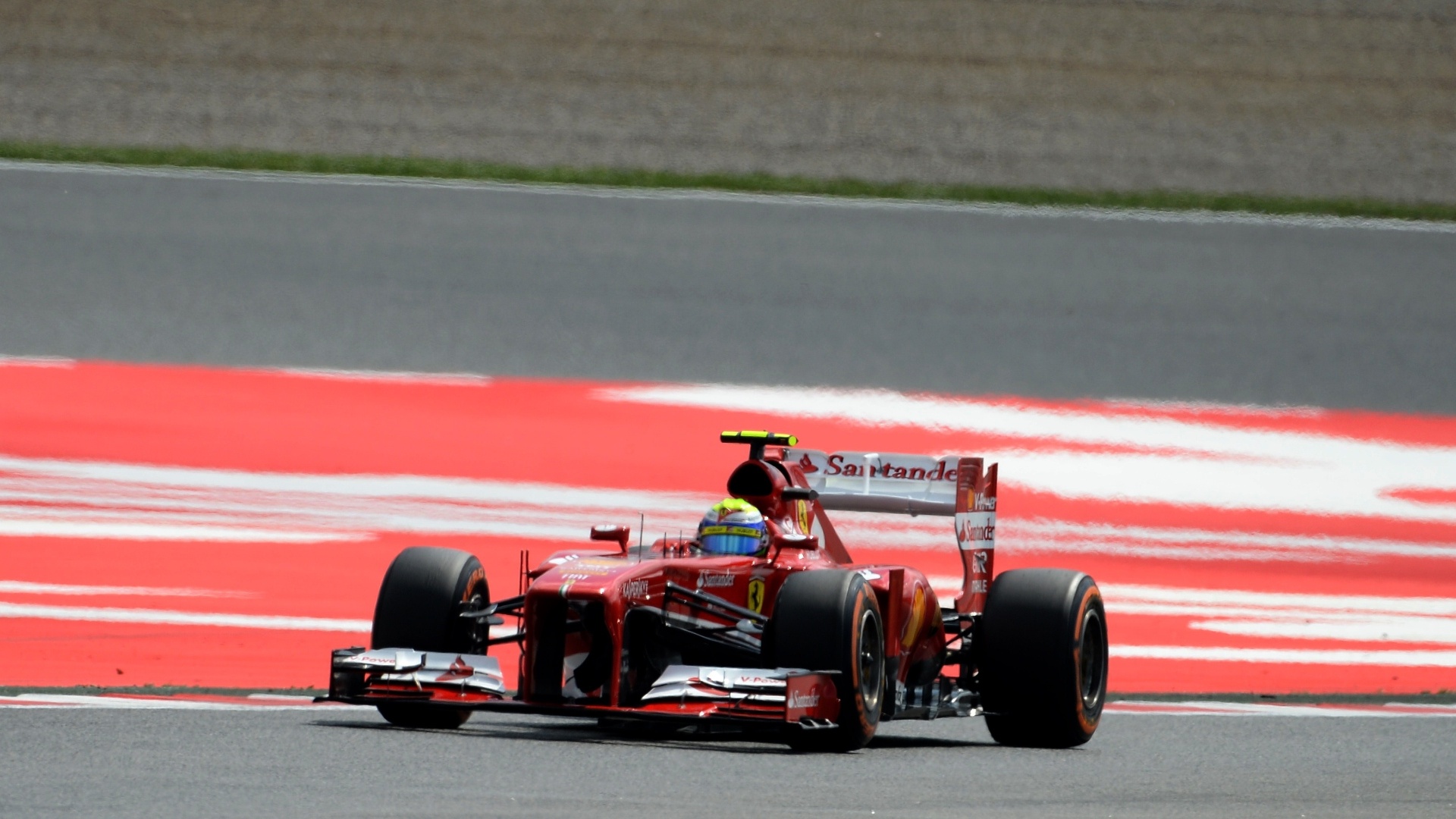 11.mai.2013 - Felipe Massa conduz sua Ferrari pelo circuito de Montmelò durante o treino de classificação para o GP da Espanha - Lluis Gene/AFP