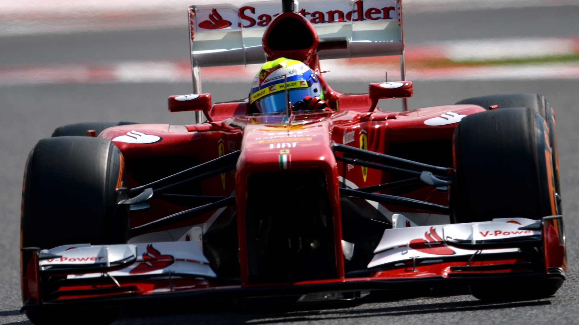 11.mai.2013 - Felipe Massa conduz sua Ferrari pelo circuito de Montmelò durante o treino de classificação para o GP da Espanha - Lluis Gene/AFP