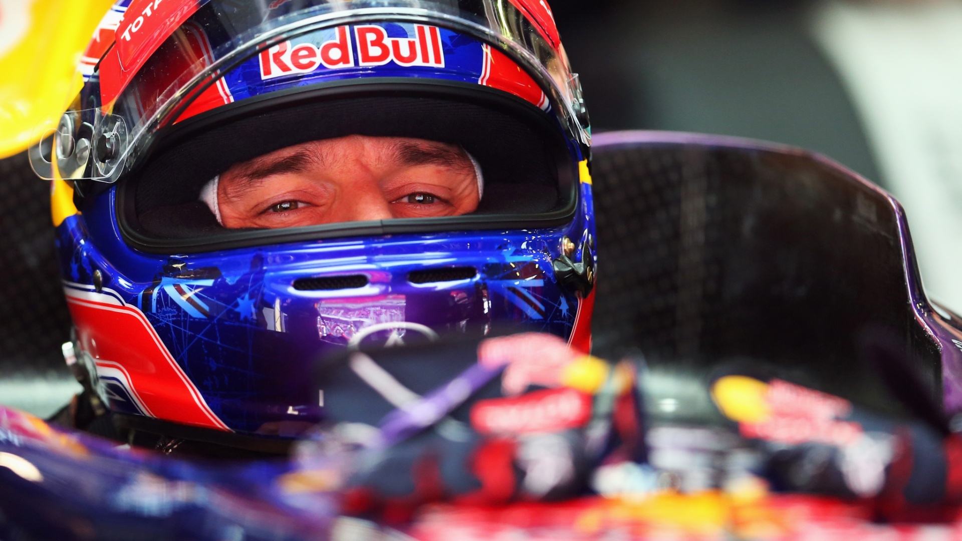 11.mai.2013 - Mark Webber relaxa dentro de sua Red Bull antes de ir para a pista de Montmelò no treino de classificação para o GP da Espanha - Julian Finney/Getty Images