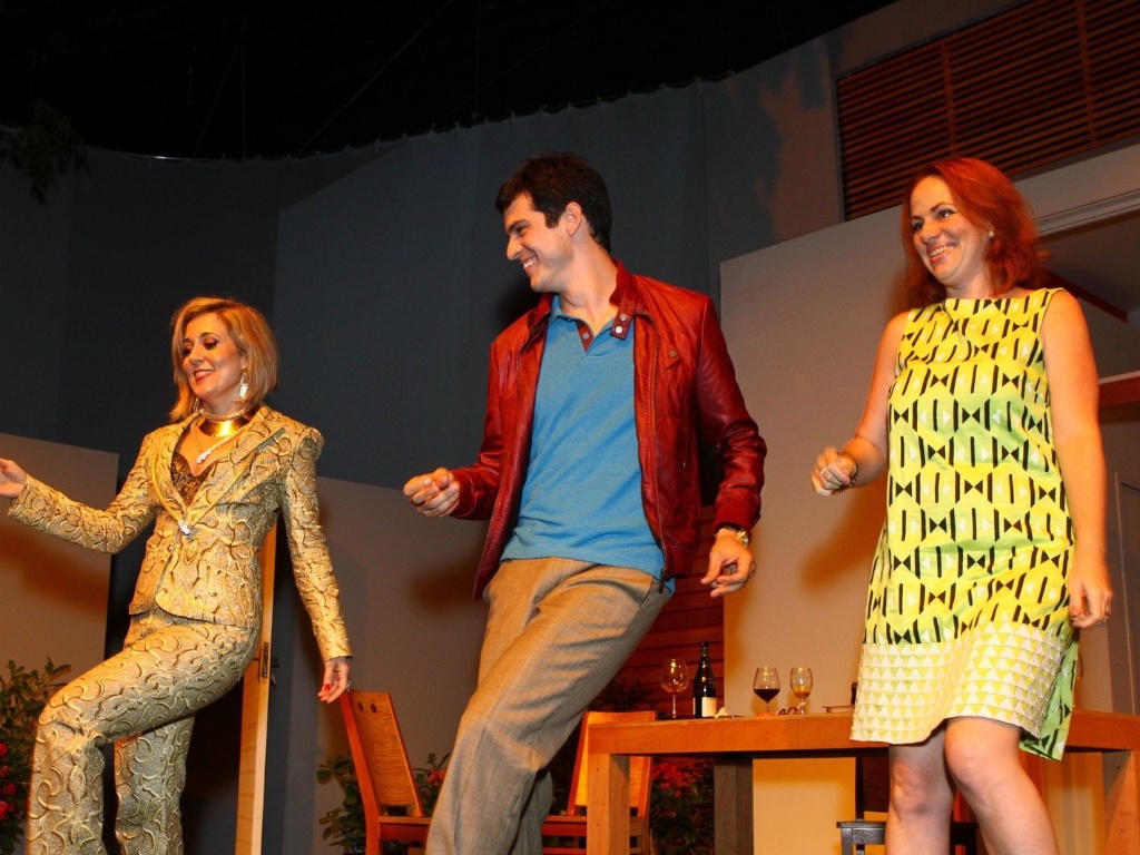 11.mai.2013 - Mateus Solano estreia a peça "Do Tamanho do Mundo", no Espaço Tom Jobim, no Rio de Janeiro. O ator atua ao lado de Alcemar Vieira, Isabel Cavalcanti e Karine Telles na peça, que foi escrita por sua mulher, a atriz Paula Braum. A direção é de Jefferson Miranda - Raphael Mesquita/Foto Rio News