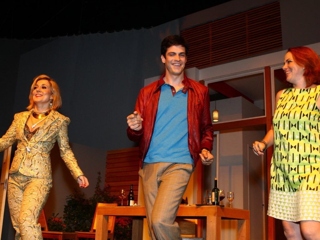 11.mai.2013 - Mateus Solano estreia a peça "Do Tamanho do Mundo", no Espaço Tom Jobim, no Rio de Janeiro. O ator atua ao lado de Alcemar Vieira, Isabel Cavalcanti e Karine Telles na peça, que foi escrita por sua mulher, a atriz Paula Braum. A direção é de Jefferson Miranda - Raphael Mesquita/Foto Rio News