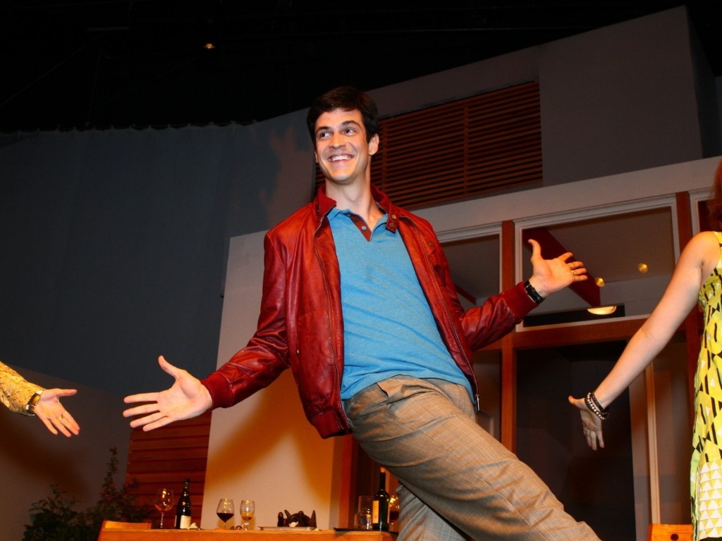 11.mai.2013 - Mateus Solano estreia a peça "Do Tamanho do Mundo", no Espaço Tom Jobim, no Rio de Janeiro. O ator atua ao lado de Alcemar Vieira, Isabel Cavalcanti e Karine Telles na peça, que foi escrita por sua mulher, a atriz Paula Braum. A direção é de Jefferson Miranda - Raphael Mesquita/Foto Rio News