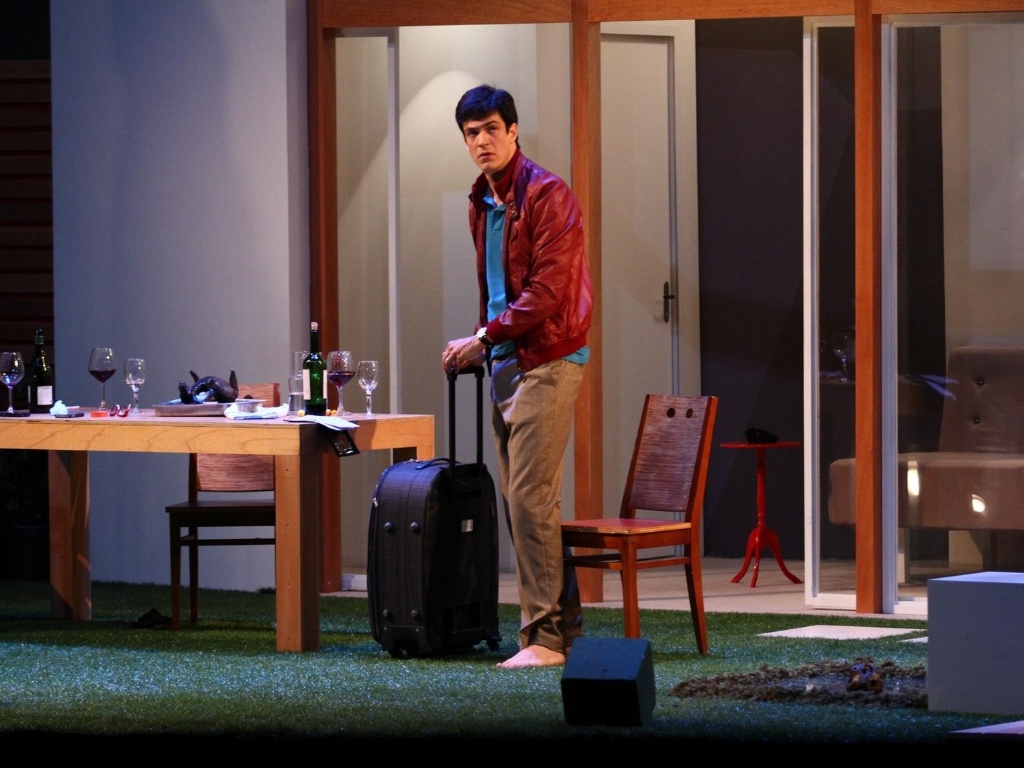 11.mai.2013 - Mateus Solano estreia a peça "Do Tamanho do Mundo", no Espaço Tom Jobim, no Rio de Janeiro. O ator atua ao lado de Alcemar Vieira, Isabel Cavalcanti e Karine Telles na peça, que foi escrita por sua mulher, a atriz Paula Braum. A direção é de Jefferson Miranda - Raphael Mesquita/Foto Rio News