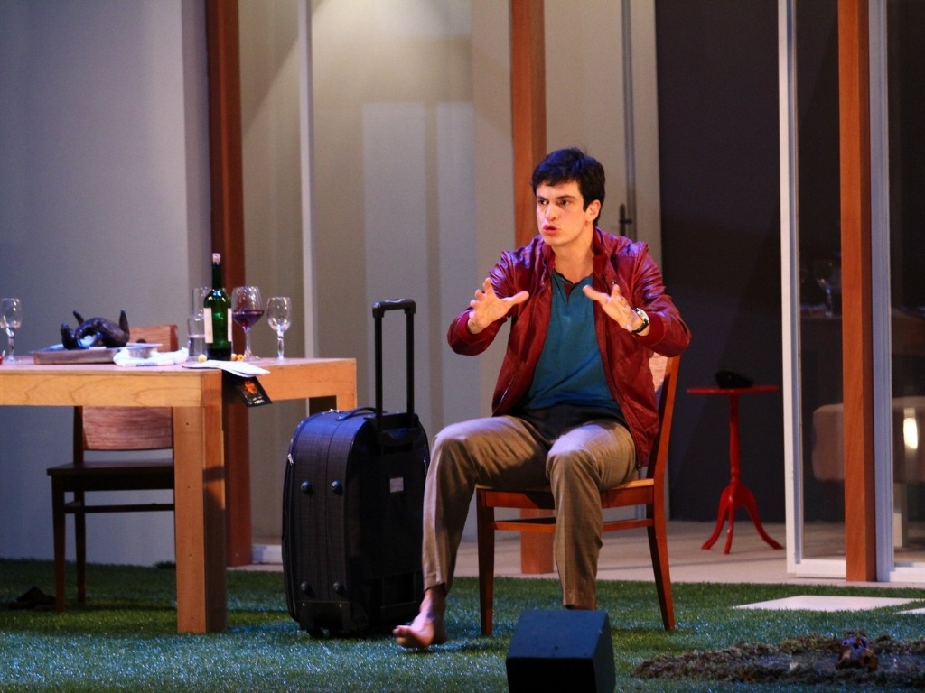 11.mai.2013 - Mateus Solano estreia a peça "Do Tamanho do Mundo", no Espaço Tom Jobim, no Rio de Janeiro. O ator atua ao lado de Alcemar Vieira, Isabel Cavalcanti e Karine Telles na peça, que foi escrita por sua mulher, a atriz Paula Braum. A direção é de Jefferson Miranda - Raphael Mesquita/Foto Rio News