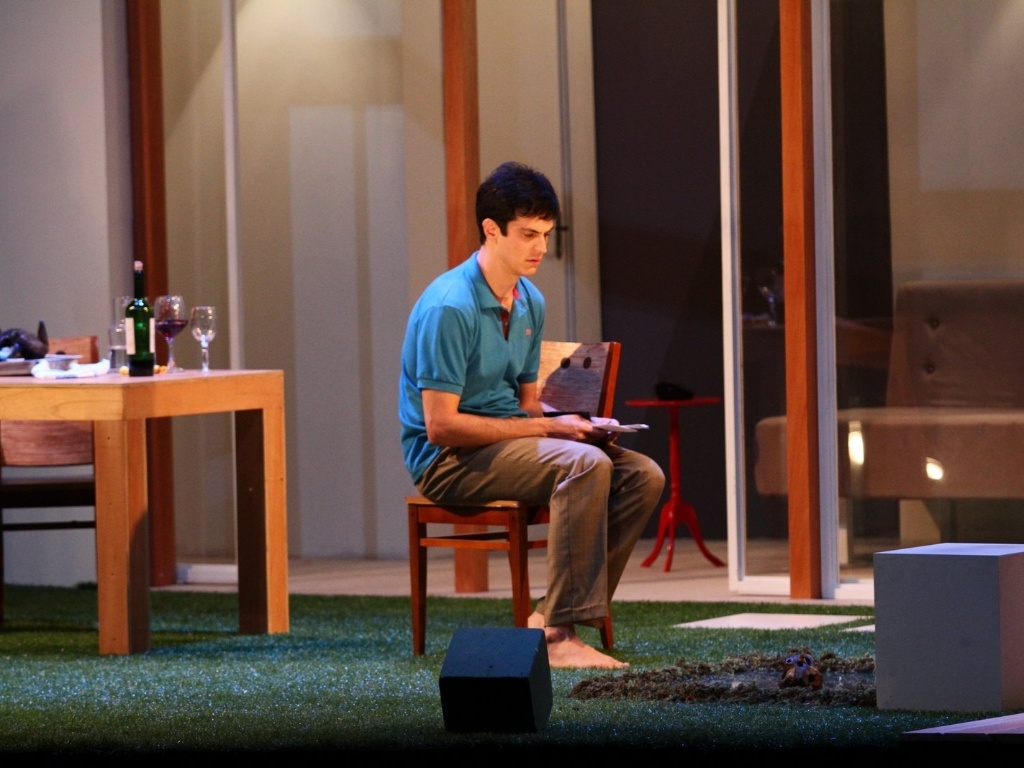 11.mai.2013 - Mateus Solano estreia a peça "Do Tamanho do Mundo", no Espaço Tom Jobim, no Rio de Janeiro. O ator atua ao lado de Alcemar Vieira, Isabel Cavalcanti e Karine Telles na peça, que foi escrita por sua mulher, a atriz Paula Braum. A direção é de Jefferson Miranda - Raphael Mesquita/Foto Rio News