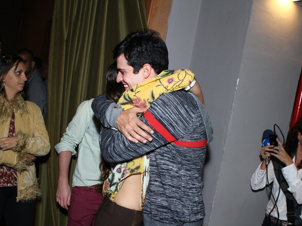 11.mai.2013 - Mateus Solano recebe um abraço da atriz Fernanda Machado na estreia da peça "Do Tamanho do Mundo", no Espaço Tom Jobim, no Rio de Janeiro - Raphael Mesquita/Foto Rio News