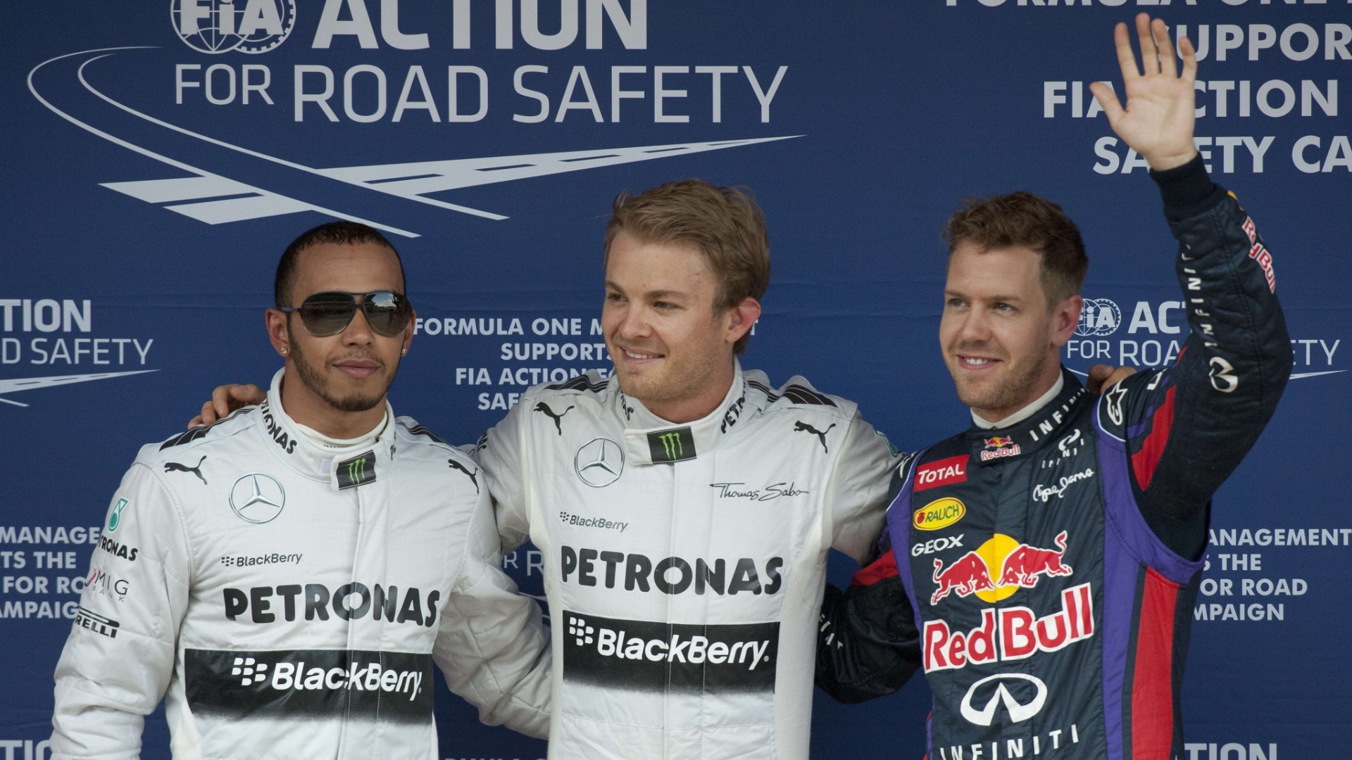 11.mai.2013 - Nico Rosberg (c), pole position no GP da Espanha, posa ao lado de Lewis Hamilton (e) e Sebastian Vettel - Tom Gandolfini/AFP