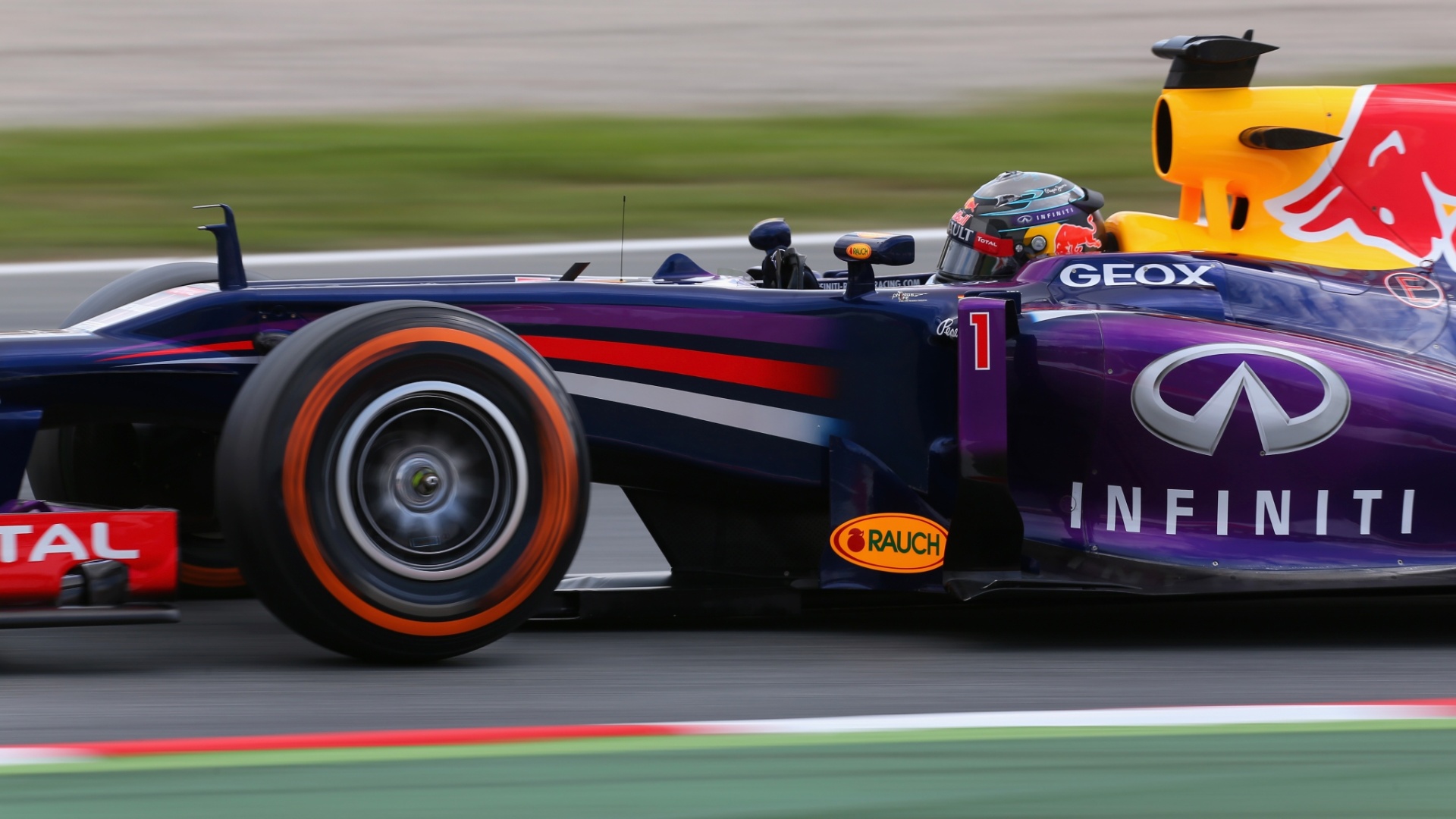 11.mai.2013 - Sebastian Vettel acelera sua Red Bull pelo circuito de Montmelò durante o treino de classificação para o GP da Espanha - Clive Rose/Getty Images